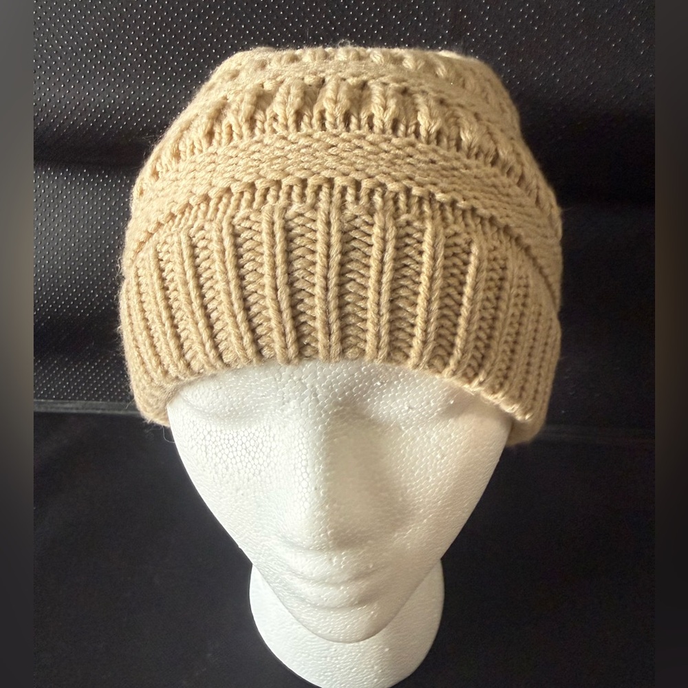 Time and Tru Winter Hat, Women’s size OS Beige Cable Knit Beanie - Picture 1 of 6